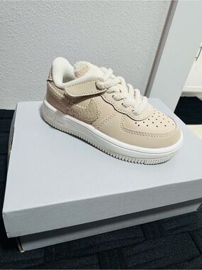 Force1 Kids Low-Top Sneakers in Beige and White